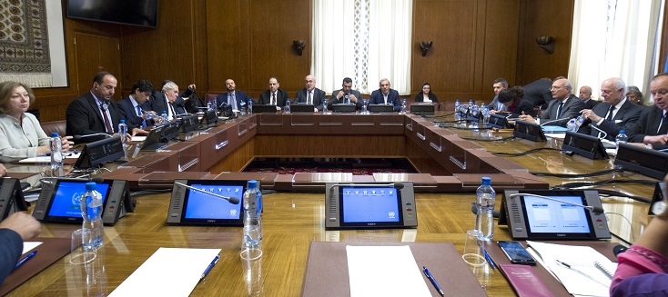 L’Envoyé de l’ONU pour la Syrie, lors des négociations inter syriennes à Genève avec le représentant du Haut Comité des négociations de l'opposition syrienne, mai 2017.