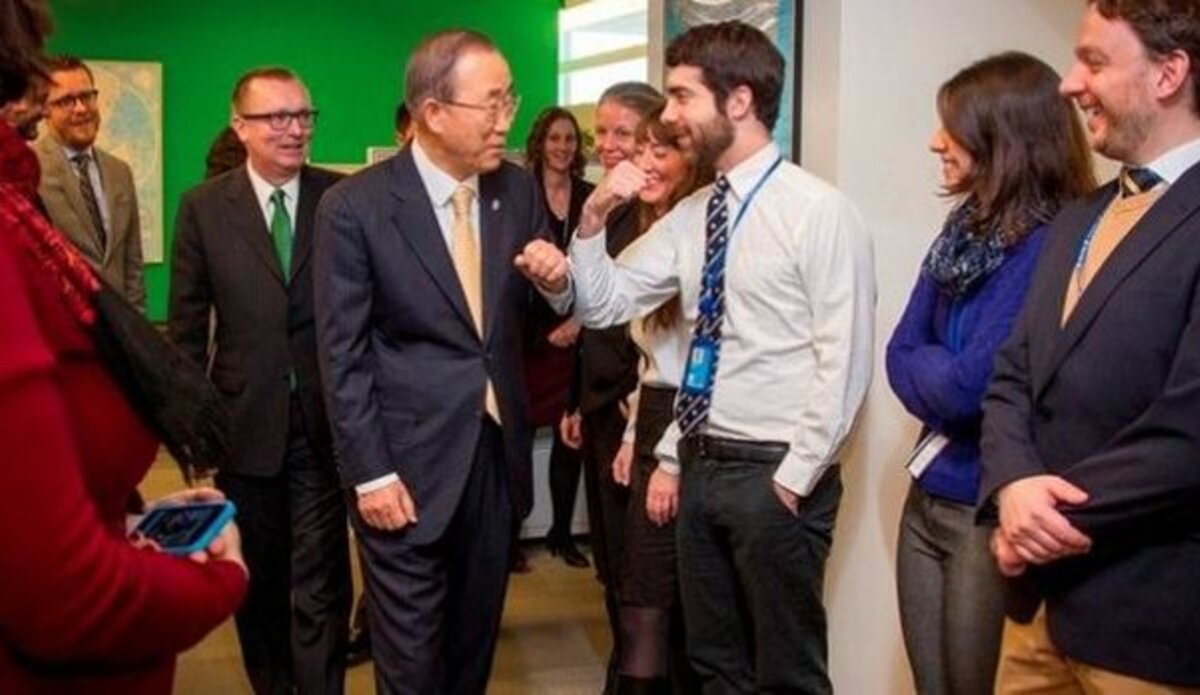 Secretary-General Ban meeting with UN DPA staff. UN Photo