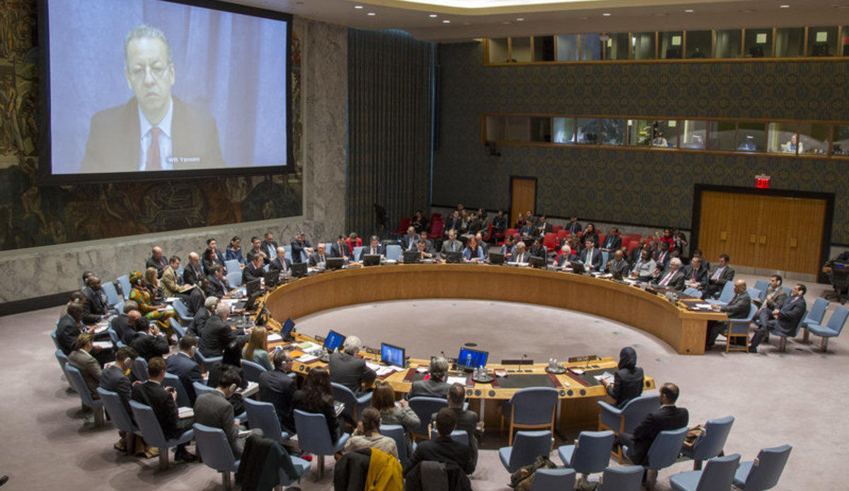 A wide view of the Security Council meeting on the situation in Yemen, with Jamal Benomar (shown on screen), Special Adviser to the Secretary-General on Yemen, participating via video conference.