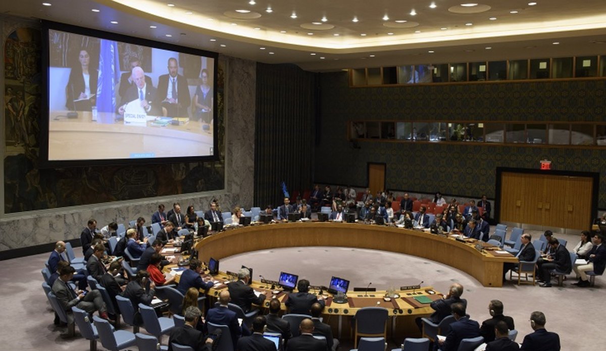 Staffan de Mistura (on screen), UN Special Envoy for Syria, briefs the Security Council meeting on the situation in Syria.